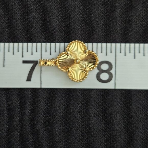 Gold clover design pendant - Picture 10 of 13